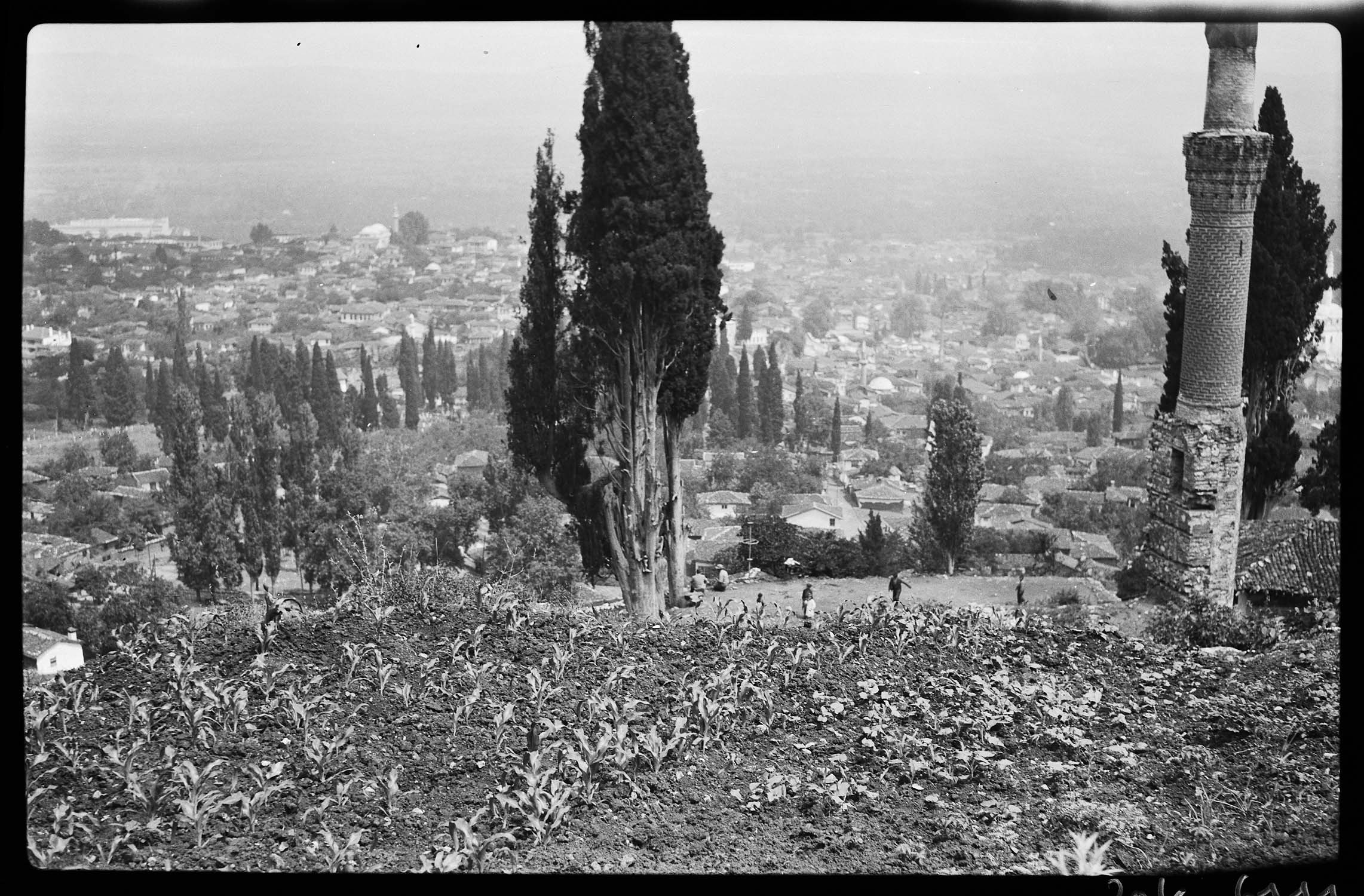 Les ruines de l'édifice et la ville au second plan